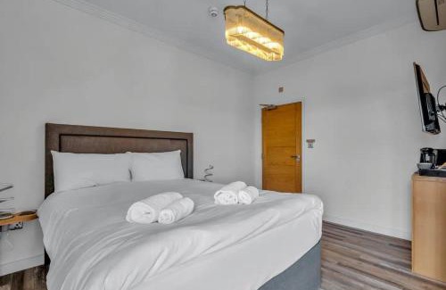 Thannington Apartment | Serene Stour View: A Perfect Retreat for Two