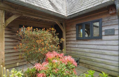 Camelford House | Cozy Stow Cottage: Family-Friendly 4-Star Getaway
