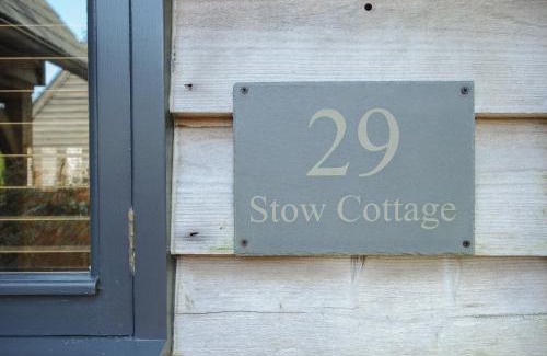 Camelford House | Cozy Stow Cottage: Family-Friendly 4-Star Getaway