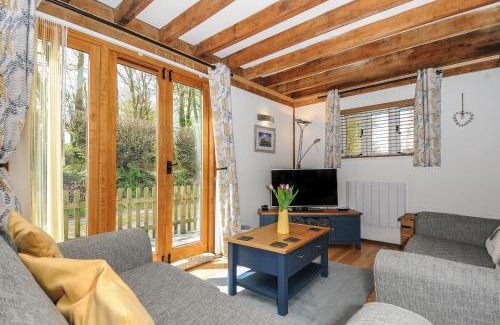 Camelford House | Cozy Stow Cottage: Family-Friendly 4-Star Getaway