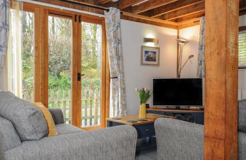 Camelford House | Cozy Stow Cottage: Family-Friendly 4-Star Getaway
