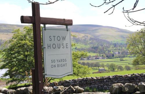 Aysgarth House | Discover Stow House: Pet-Friendly Retreat with Top Amenities