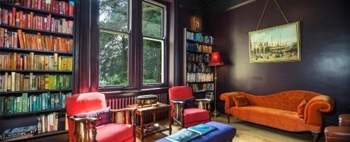 Aysgarth House | Discover Stow House: Pet-Friendly Retreat with Top Amenities