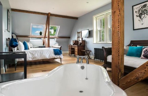 Aysgarth House | Discover Stow House: Pet-Friendly Retreat with Top Amenities
