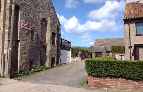 Berwick-upon-Tweed House | Oceanfront Stow House: 4-Star Stay with Pool & Views