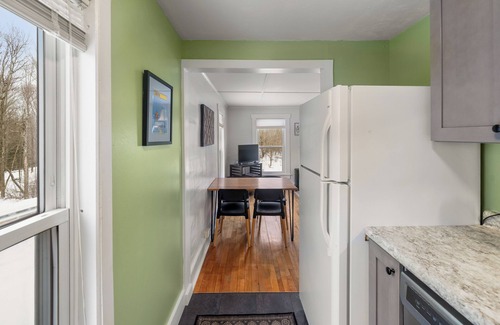 Morrisville Condo | Stowe Lofts-Cozy 2-bedroom condo, peaceful, 5 minutes to Stowe, Fast WiFi