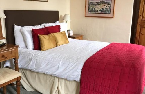 Drayton Hotel | Stower Grange Hotel: Pet-Friendly Retreat with Hot Tub & Dining