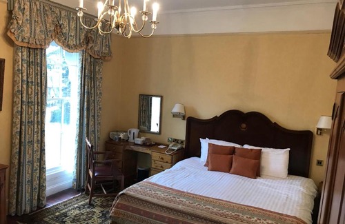 Drayton Hotel | Stower Grange Hotel: Pet-Friendly Retreat with Hot Tub & Dining