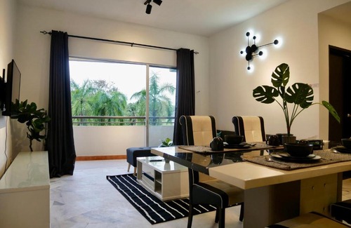 Baharu Apartment | Inviting Strait View Villas with Pool and Ocean Views