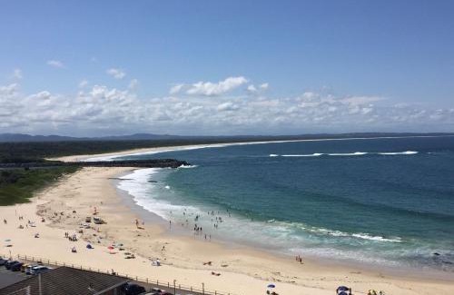 Forster Apartment | Beachside Penthouse with Ocean View & Pool - Rated 9/10
