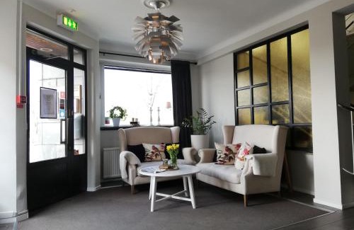 Vanersborg Hotel | Relax at Strand Hotell: Pet-Friendly with Restaurant & Breakfast
