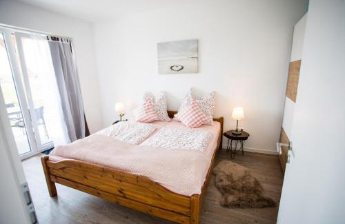 Wremen Apartment | Ocean View Retreat: Strandchalet Elmo I in Wremen