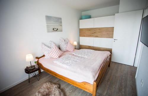 Wremen Apartment | Ocean View Retreat: Strandchalet Elmo I in Wremen