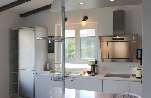 Murwik House | Strandfrieden: Oceanfront Escape with Garden & Modern Amenities