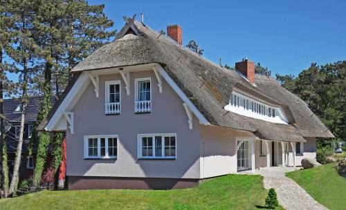 Ostseebad Ahrenshoop Hotel | Oceanfront Strandhaus Ahrenshoop: Pet-Friendly Retreat