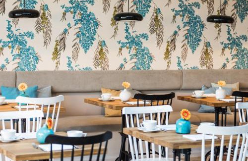 Ostseebad Ahrenshoop Hotel | Oceanfront Strandhaus Ahrenshoop: Pet-Friendly Retreat