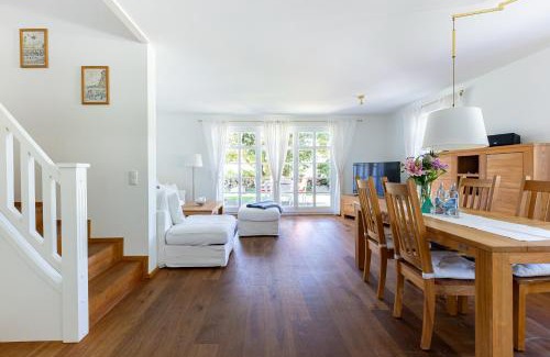 Ostseebad Ahrenshoop House | Oceanfront Strandhaus hinter der Düne with Child-Friendly Amenities