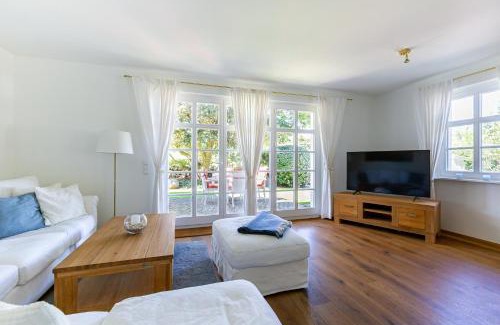 Ostseebad Ahrenshoop House | Oceanfront Strandhaus hinter der Düne with Child-Friendly Amenities