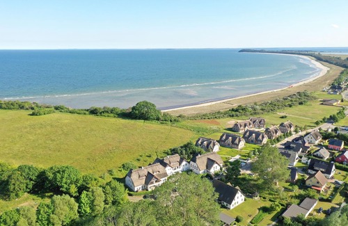 Lobbe Apartment | Experience Oceanfront Bliss at Strandhaus Mönchgut B&B