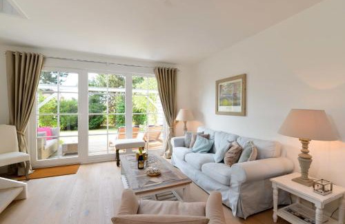 Falshoft Apartment | Experience Oceanfront Elegance at Strandholm West Hotel
