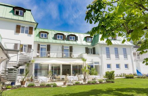 Poertschach am Woerthersee Hotel | Experience Beachside Bliss at Strandhotel Kärntnerhof