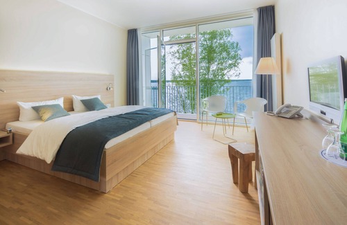 Senftenberg Hotel | Relax at Strandhotel Senftenberger See with Pool & Dining
