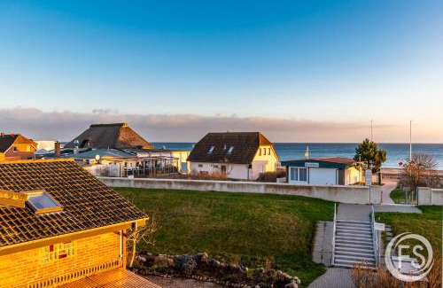 Dahme Apartment | Ocean View Stay at Strandhotel Whg20 - Ideal for Families