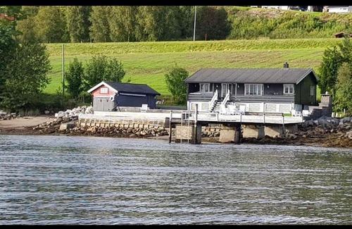 Molde House | Picturesque Strandhytte by the Fjord: A Unique Escape