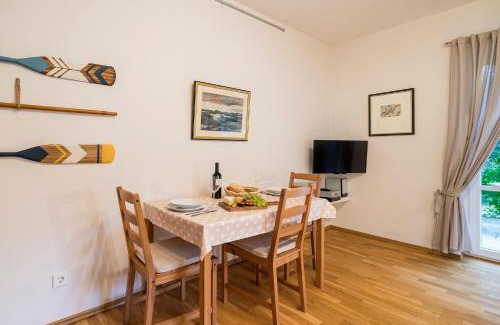 Ostseebad Ahrenshoop Apartment | Explore Strandleben 01 - Georg Grosz: Pet Friendly Retreat