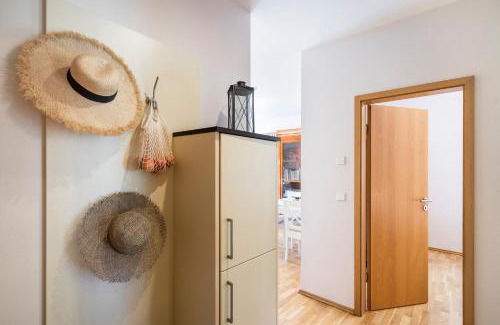 Ostseebad Ahrenshoop Apartment | Pet-Friendly Retreat with Pool: Strandleben 06 - Lyonel Feininger