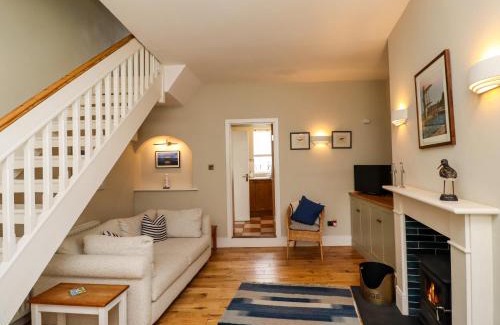 Alnmouth House | Pet-Friendly Strandline: 4-Star Stay with a 9/10 Rating