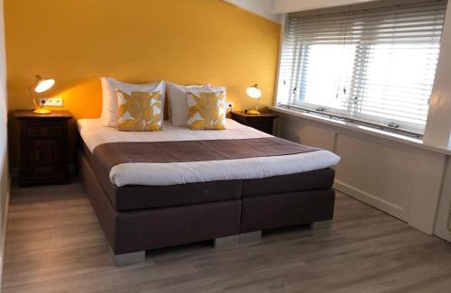 Schiermonnikoog Hotel | Relax at Strandhotel Om de Noord with Oceanfront Views