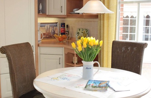 Norddeich Apartment | Cozy Oceanfront Getaway in Norddeich - Guest Rated 9.8