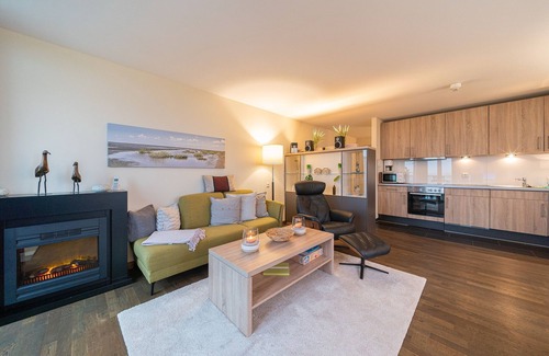 Wremen Apartment | Seaside Retreat: Rooftop Apartment with Stunning Views