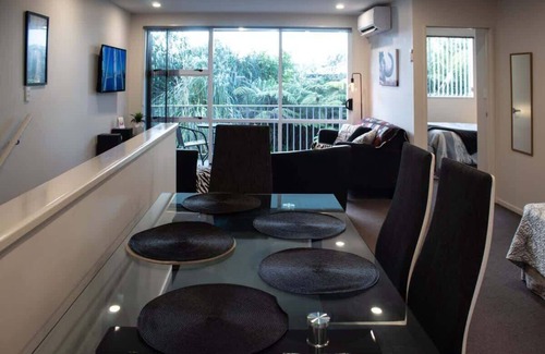 Rewa Apartment | Experience The Strand On Loft No 7 with Ocean Views