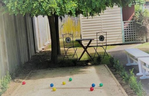 Martinborough House | Cozy Strasbourge Cottage in Martinborough, Pet-Friendly Stay