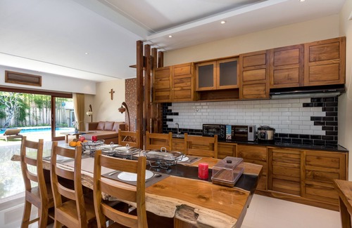 Sunset Road House | Classic Family Villa with Pool and Ocean Views in Seminyak