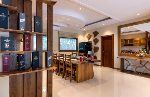 Sunset Road House | Classic Family Villa with Pool and Ocean Views in Seminyak