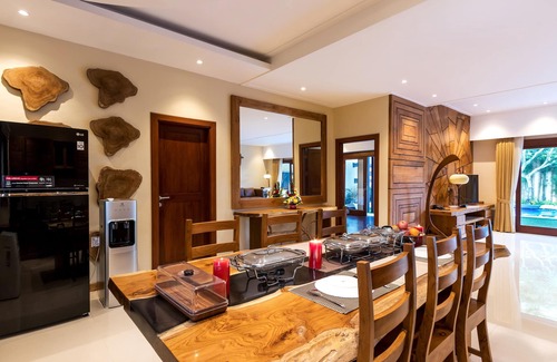 Sunset Road House | Classic Family Villa with Pool and Ocean Views in Seminyak