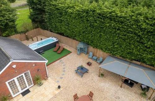 Wixford House | Stratford 4 BR Family Mansion with Pool, Gym BBQ