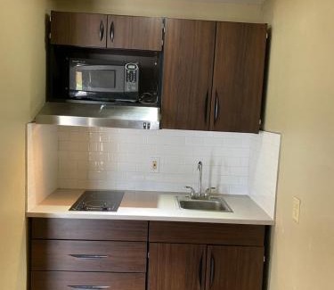 Temple Hotel | Pet-Friendly Stratford House Inn & Suites in Temple