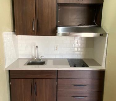 Temple Hotel | Pet-Friendly Stratford House Inn & Suites in Temple