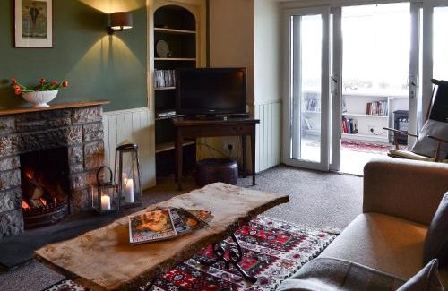 Kilcreggan House | Pet and Child Friendly Strathcashel Cottage - Rated 10/10