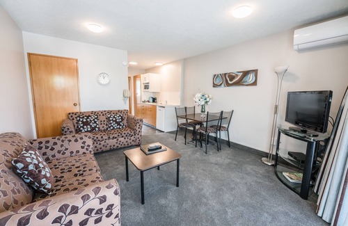 Merivale Hotel | Inviting Strathern Motor Lodge: Spa, Breakfast & Hot Tub