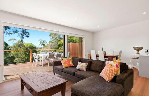 Lorne House | Captivating Strathlea: Ocean View & Family-Friendly Retreat