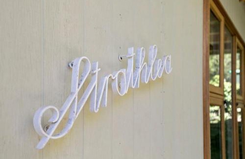Lorne House | Captivating Strathlea: Ocean View & Family-Friendly Retreat