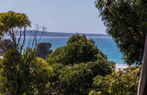 Lorne House | Captivating Strathlea: Ocean View & Family-Friendly Retreat
