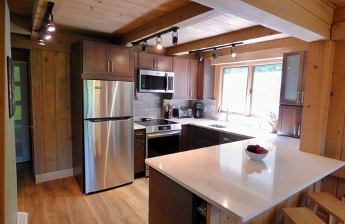 Stratton Mountain House | Mountain Retreat with Hot Tub & Pool - Guest Rated 10/10