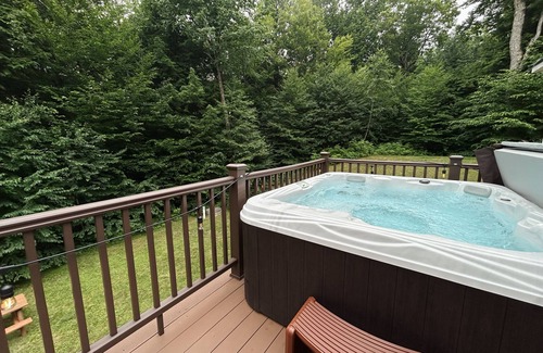 Wardsboro House | Ultimate Family Getaway at Stratton + Mt. Snow with Hot Tub