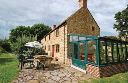 Stoke Abbott House | Strawberie Cottage: 4-Star Family & Pet-Friendly Retreat